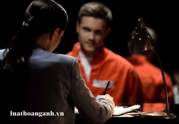 BLTTHS 2015 quy định trường hợp người bào chữa gặp người bị bắt, người bị tạm giữ, bị can, bị cáo đang bị tạm giam như thế nào?