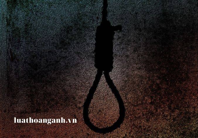 So sánh tội phản bội tổ quốc với tội đầu hàng địch?