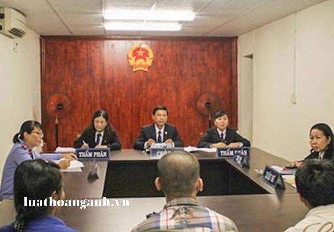 So sánh tội vi phạm các quy định về bảo đảm an toàn trong chiến đấu hoặc trong huấn luyện với tội vi phạm quy định về bảo vệ?