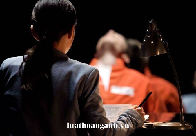 So sánh tội làm giả con dấu, tài liệu của cơ quan, tổ chức với tội giả mạo chức vụ, cấp bậc, vị trí công tác?