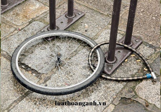 So sánh tội gây ô nhiễm môi trường với tội vi phạm quy định về quản lý chất thải nguy hại?