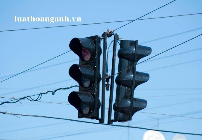 Hệ thống báo hiệu cố định trên đường sắt được quy định như thế nào?